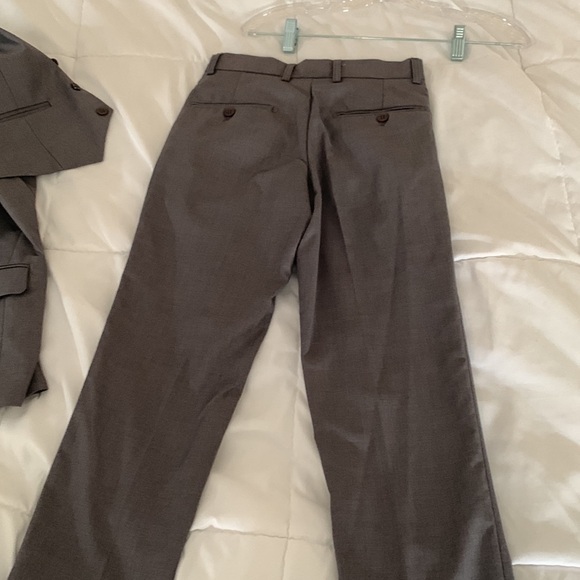 Youth boys Gilberti 3 piece gray suit. Size 8. Excellent condition. - Picture 8 of 8